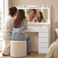 Coiffeuse à miroir lumineux en utilisation